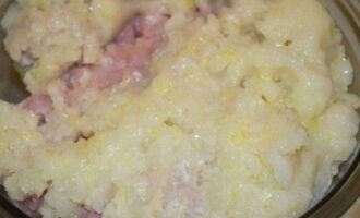 Vi kompletterar köttprodukten med hackad lök. Du kan mala den genom en köttkvarn.