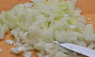 Balatan ang sibuyas at i-chop ito ng pino.