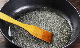 Pagsamahin ang tubig at asukal sa isang kawali. Init at lutuin ng ilang minuto hanggang sa lumapot ang syrup. Sa proseso, pukawin ang mga nilalaman gamit ang isang spatula.
