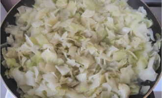 În ulei vegetal încălzit, fierbeți ingredientele umpluturii până se înmoaie, asezonați cu piper măcinat și sare.
