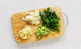 Nghiền gừng, tỏi và hành lá.