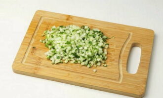 Rửa sạch dưa chuột, lau khô bằng khăn ăn và cắt thành khối nhỏ.
