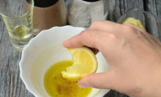 Blanda citronsaft och olivolja separat. Salta och peppra efter smak. Kombinera komponenterna till en emulsion.