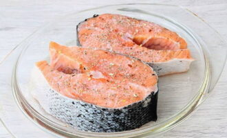 Krydda laxen med lite salt och dina favoritkryddor, försök att inte överdriva det.