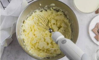 Lägg osten i en djup skål och tillsätt även två sorters strösocker - vispa med en mixer på låg hastighet.