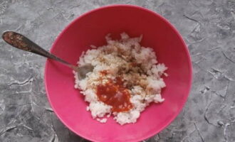 Lägg flingorna i en skål och smaka av med sojasås, en nypa salt, granulerad vitlök, mald peppar och ketchup – blanda. 