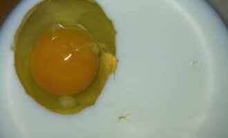 เทนมลงในชามลึก ตอกไข่ไก่ลงไป เขย่าจนเนียน