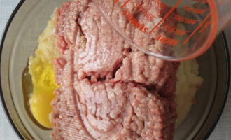 I en djup skål, kombinera brödsmulor, lök, tidigare upptinat köttfärs och ett kycklingägg.