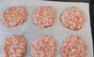 Amasseu bé la carn picada i formeu-la en cercles ben nets. Col·loqueu-los en una safata de forn amb paper pergamí.