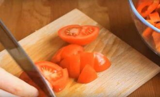 Skär tomaterna i samma stora bitar.