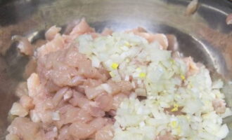 Ilagay ang sibuyas at tinadtad na fillet ng manok sa isang malalim na mangkok, kung saan ito ay magiging maginhawa upang ihalo ang pinaghalong para sa mga cutlet.