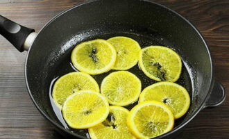 Isawsaw ang manipis na hiwa ng orange sa kumukulong syrup. Takpan ng takip at kumulo ng mga 8-10 minuto sa katamtamang init.