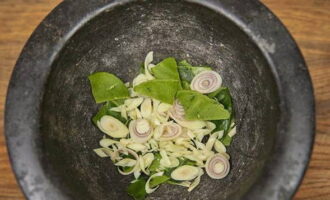 Pinaghihiwalay namin ang tanglad sa tangkay at dahon (ang huli ay magiging kapaki-pakinabang para sa sabaw). Pinutol namin ang tangkay at pinutol ito sa mga singsing, idagdag ito sa kaffir lime.
