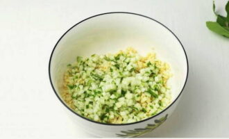 Đổ bulgur đã luộc vào tô salad sâu lòng và thêm dưa chuột thái lát.