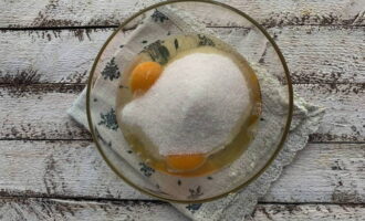 Thêm đường cát và khuấy cho đến khi các tinh thể hòa tan hoàn toàn.