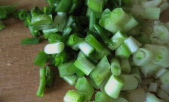 I-chop ang berde o sibuyas.