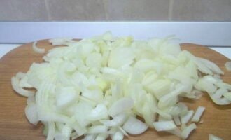 นำเปลือกออกจากหัวหอมแล้วสับตามต้องการ