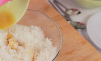 Trong một bát riêng, chuẩn bị nước sốt: trộn giấm, đường, muối và một ít nước nóng. Đổ dung dịch thu được vào ngũ cốc đã hoàn thành và trộn kỹ.
