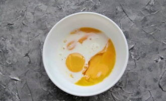 Bryt försiktigt äggen och separera äggulorna från vitan. Vispa äggulorna med lite salt och mjölk.