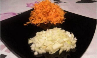 Att koka potatis i en slowcooker går snabbt och enkelt.Skala grönsakerna och skölj under kallt rinnande vatten. Riv morötterna på ett grovt rivjärn och skär löken i tärningar.