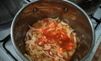 Cắt hành tây thành từng khoanh mỏng, cho dưa chuột vào, thêm tương cà chua với đường, đổ 250 ml nước và đun trên lửa vừa trong 30-40 phút. Trong thời gian này, hành tây sẽ sôi và tạo cho hỗn hợp có kết cấu dày hơn.