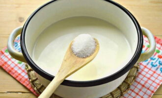 Afegiu-hi una cullerada de sucre. Torneu a remenar fins que l'ingredient sec es dissolgui.