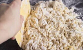 Blanda dessa ingredienser först med händerna och sedan med en skrapa.
