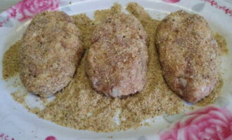 Mula sa nagresultang masa ay gumagawa kami ng maayos na bilog na mga cutlet. I-roll ang mga ito sa mga breadcrumb.