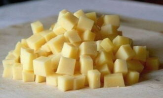 Gupitin ang matapang na keso sa maliliit na cubes.