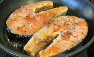 Hetta upp resterande olivolja i en gjutjärnsstekpanna och tillsätt fisken, stek i 1-2 minuter på hög värme tills den är gyllenbrun.