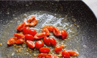 Stek tomaterna i smält smör i 2-3 minuter.