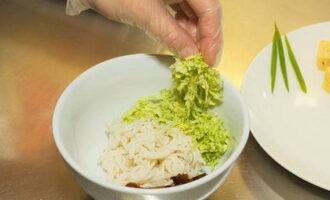 Finhacka den mjuka gröna delen av kinakålsbladen och häll upp i skålen med övriga ingredienser.