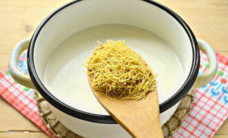 Afegiu pasta petita. Podeu utilitzar fideïllas, banyes petites o figures. Bullir, eliminant periòdicament l'escuma.