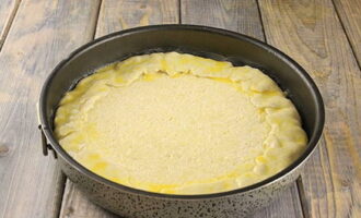 Vik kanterna på degen över fyllningen. Klä dem med vispad gula och lite vatten. Detta är nödvändigt för att bilda en aptitretande gyllenbrun skorpa.