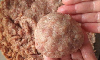Vi gör snygga runda kotletter från köttberedningen.