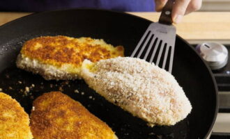Ilagay ang mga breaded cutlet sa isang kawali na pinainit ng langis ng gulay.