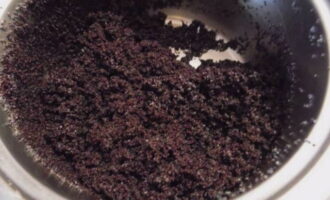 I-steam ang tinukoy na dami ng poppy seeds at ihalo sa natitirang asukal.