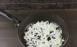 Lägg löken i en separat stekpanna med vegetabilisk olja.