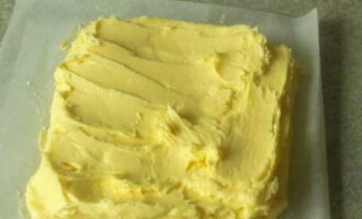 บนกระดาษ parchment เราปั้นเนยให้เป็นสี่เหลี่ยมแบนเรียบร้อย