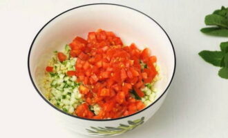 Đặt cà chua thái lát vào bát salad.