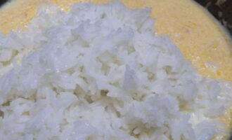 Tillsätt kokt ris till pumpapuré. Tillsätt socker och vanillin. Blanda.
