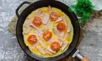 Häll ägg-mjölksblandningen i en värmetålig skål och fördela de hackade ingredienserna.