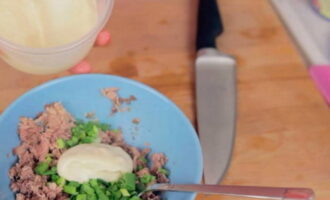 Cẩn thận mở cá ngừ và đặt nó lên đĩa, thêm các loại thảo mộc và sốt mayonnaise rồi dùng nĩa nghiền cho đến khi mịn.