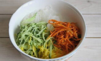 รวมบะหมี่ ผักสับ และแครอทเกาหลีเข้าด้วยกัน แครอทสไตล์เกาหลีจะใช้แบบโฮมเมดหรือซื้อจากร้านค้าก็ได้ หากคุณตัดสินใจที่จะทำอาหารเองให้ทำล่วงหน้า ต้องใส่ผลิตภัณฑ์กึ่งสำเร็จรูป