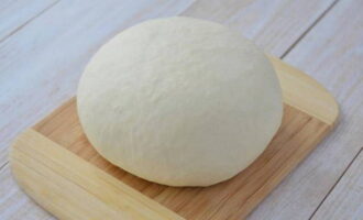 Primer cal pastar la massa correcta per al balish. En un bol, combineu la crema agra i el kefir. Afegiu-hi sal, llevat en pols i una mica de farina tamisada.Afegiu-hi la resta de farina mentre amasseu la massa, ha de quedar tova i plàstica. Tapeu-ho amb una tovallola i deixeu-ho de banda durant mitja hora.