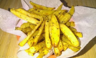 Les patates acabades es poden transferir a un tovalló per eliminar l'excés d'oli.