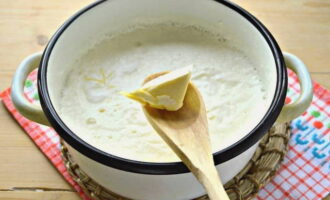 Cuini la sopa de pasta durant uns 3-5 minuts, després afegiu-hi un tros de mantega. Remeneu i apagueu el foc.