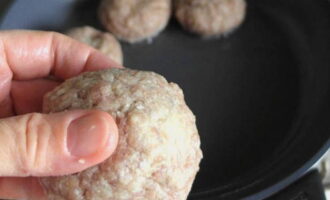 Lägg kotletterna i en stekpanna med vegetabilisk olja.