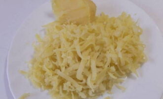 També ratllem les patates bullides.