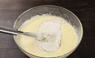 Salain ang harina at baking powder sa kuwarta. Masahin ang kuwarta hanggang sa makinis at walang bukol.